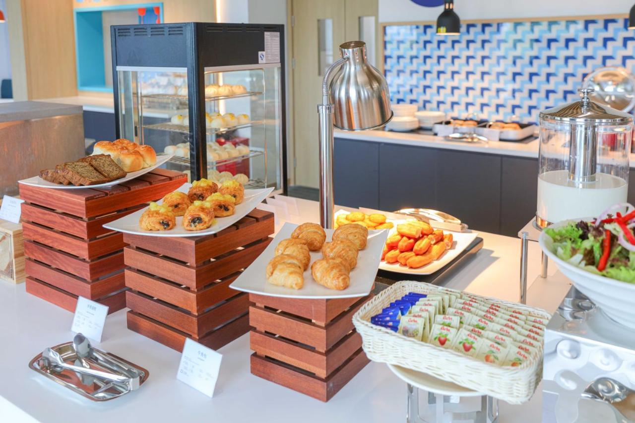 Holiday Inn Express Shanghai Pudong Airport By Ihg Zewnętrze zdjęcie