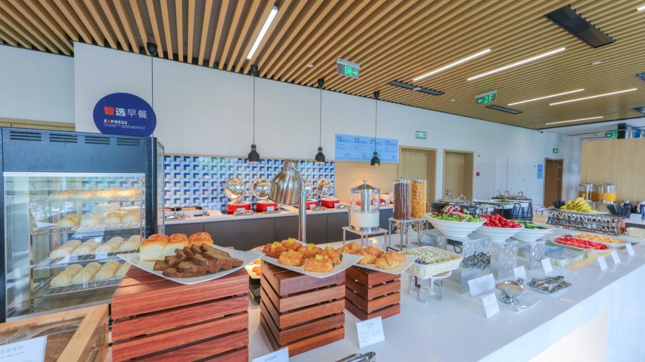 Holiday Inn Express Shanghai Pudong Airport By Ihg Zewnętrze zdjęcie