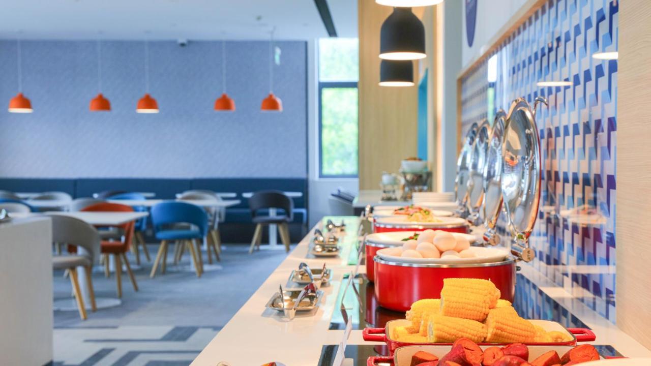 Holiday Inn Express Shanghai Pudong Airport By Ihg Zewnętrze zdjęcie