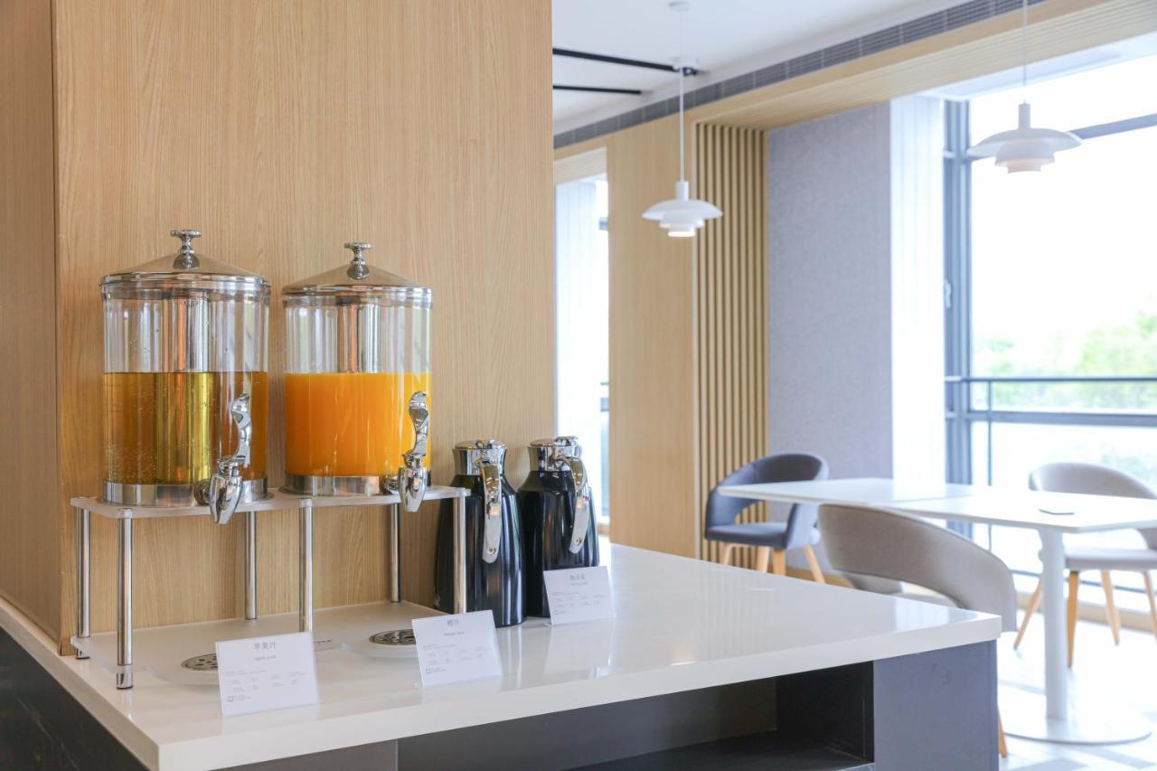 Holiday Inn Express Shanghai Pudong Airport By Ihg Zewnętrze zdjęcie