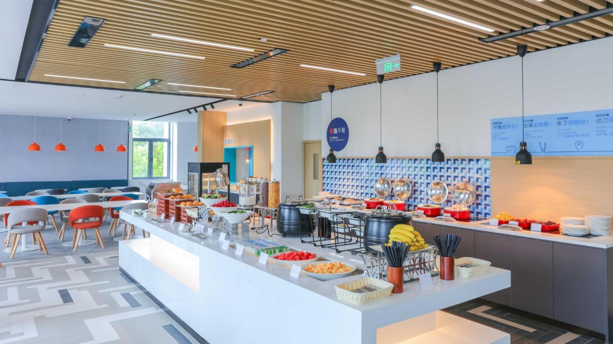 Holiday Inn Express Shanghai Pudong Airport By Ihg Zewnętrze zdjęcie