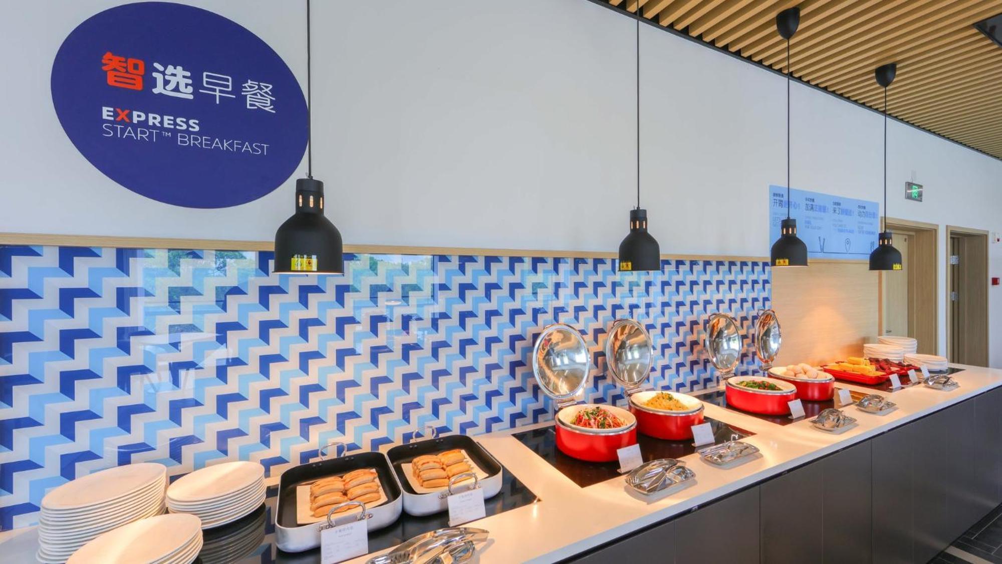 Holiday Inn Express Shanghai Pudong Airport By Ihg Zewnętrze zdjęcie