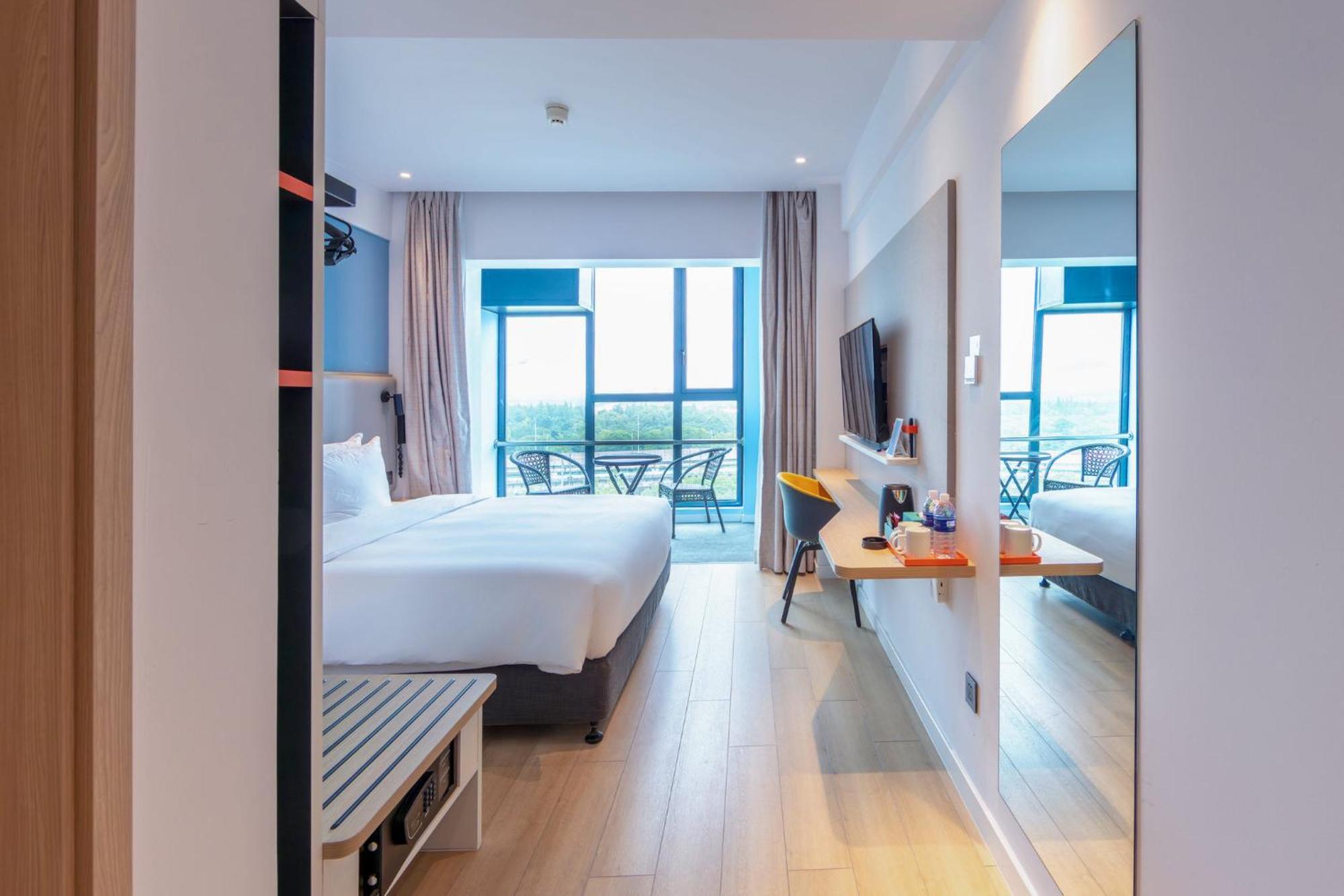 Holiday Inn Express Shanghai Pudong Airport By Ihg Zewnętrze zdjęcie
