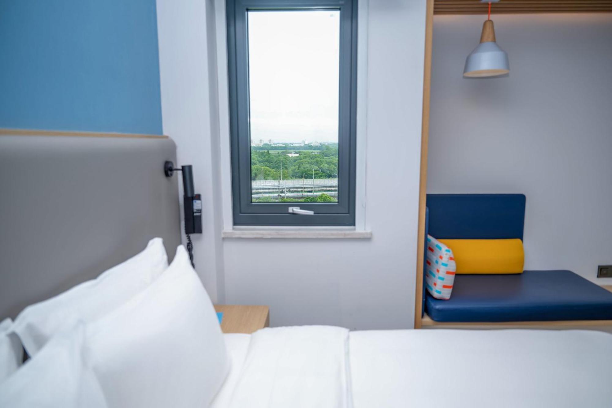 Holiday Inn Express Shanghai Pudong Airport By Ihg Zewnętrze zdjęcie