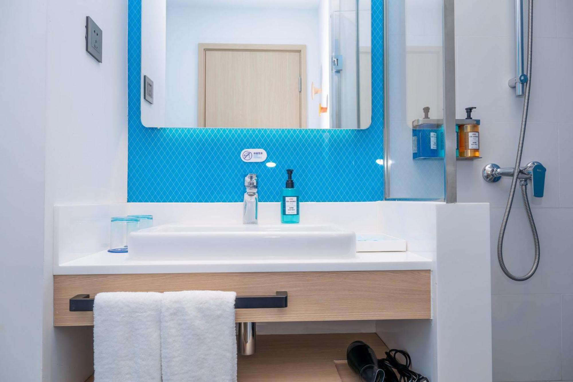 Holiday Inn Express Shanghai Pudong Airport By Ihg Zewnętrze zdjęcie